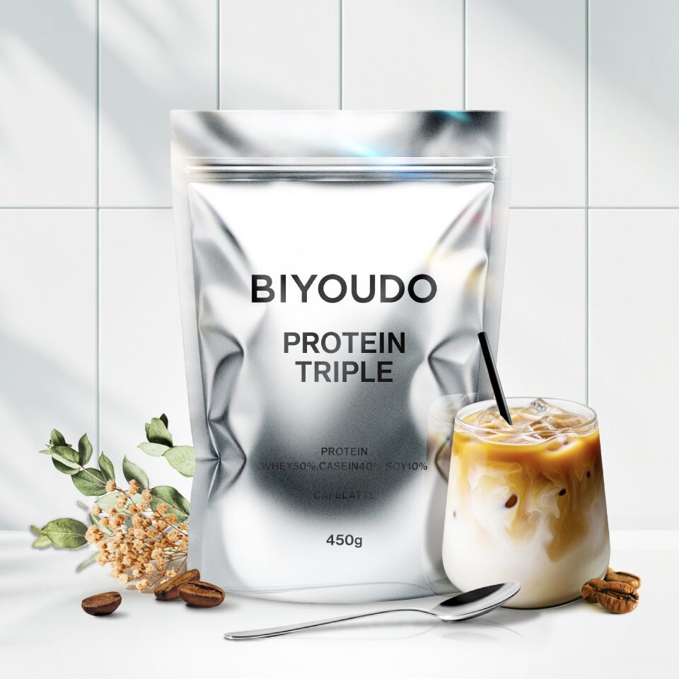 ビヨウドウ PROTEIN TRIPLE_銀色のパウチのそばに、カフェラテのグラスとナッツや穀物が置かれている写真